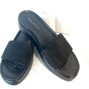 Black Donald/Pliner size 10 Fiji thong platform sandal